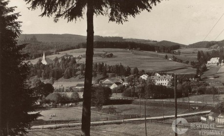 Staré Hamry - v pozadí nový hotel Zaoral